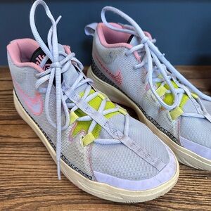 Nike Youth basketball shoes. Great condition size 6.5Y